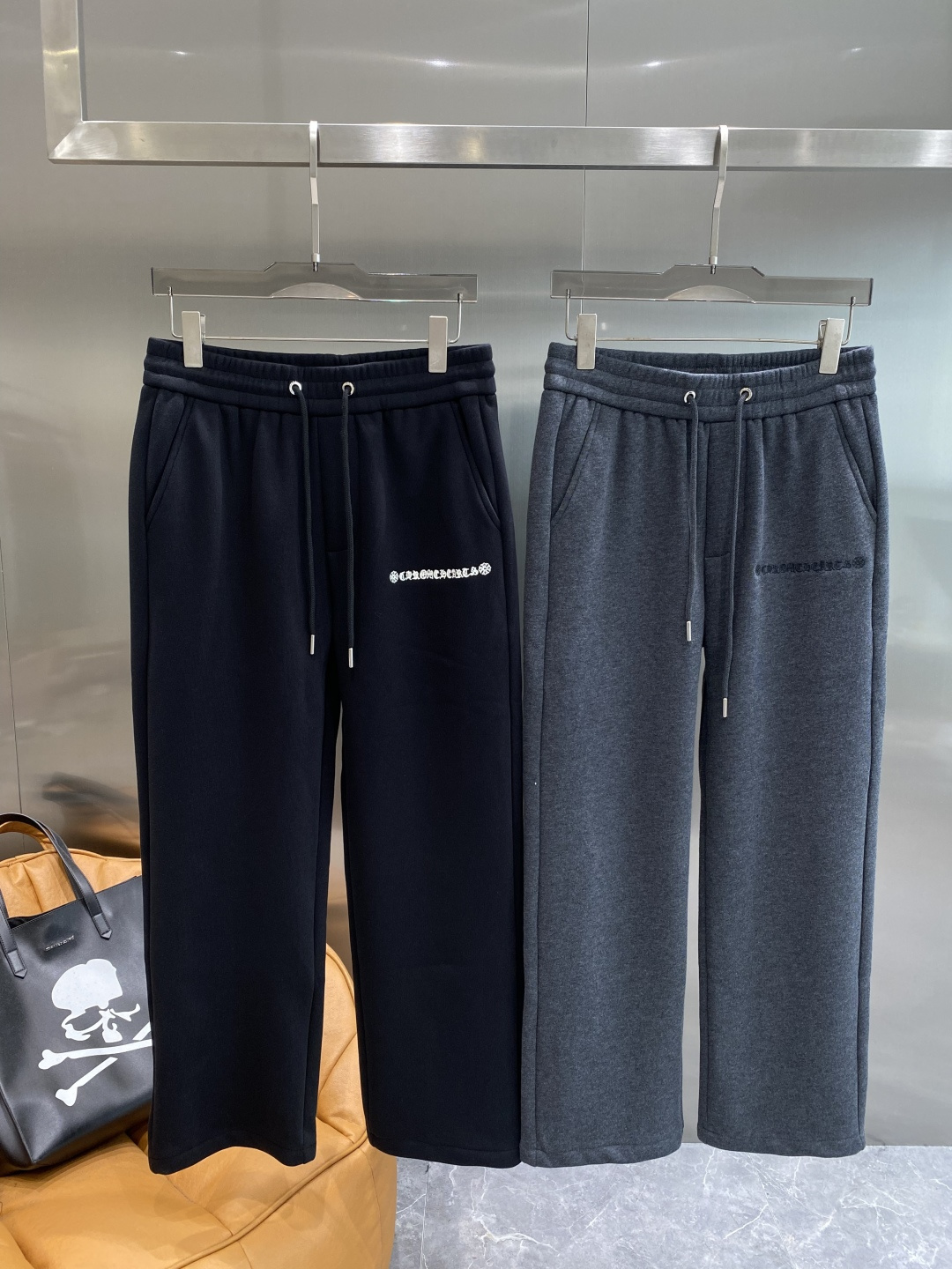 《𝙉𝙚𝙬🖤🤍克家》2025专柜新品大爆款高端休闲裤松紧裤！奢华品牌logo重工艺点缀 随意进出专柜，高端