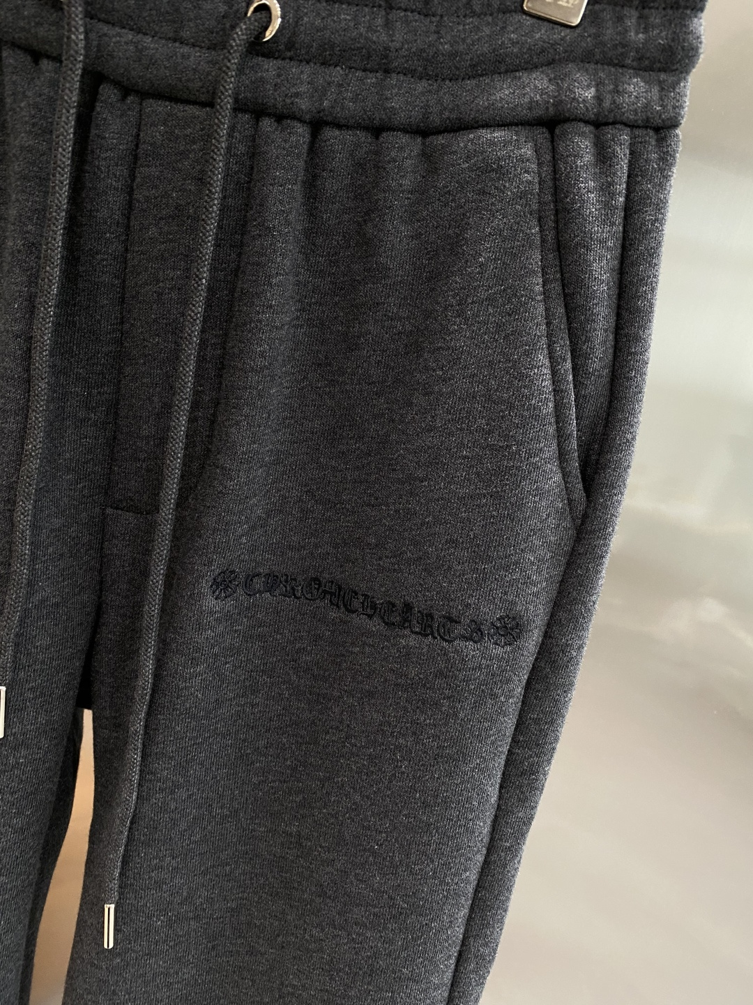 《𝙉𝙚𝙬🖤🤍克家》2025专柜新品大爆款高端休闲裤松紧裤！奢华品牌logo重工艺点缀 随意进出专柜，高端