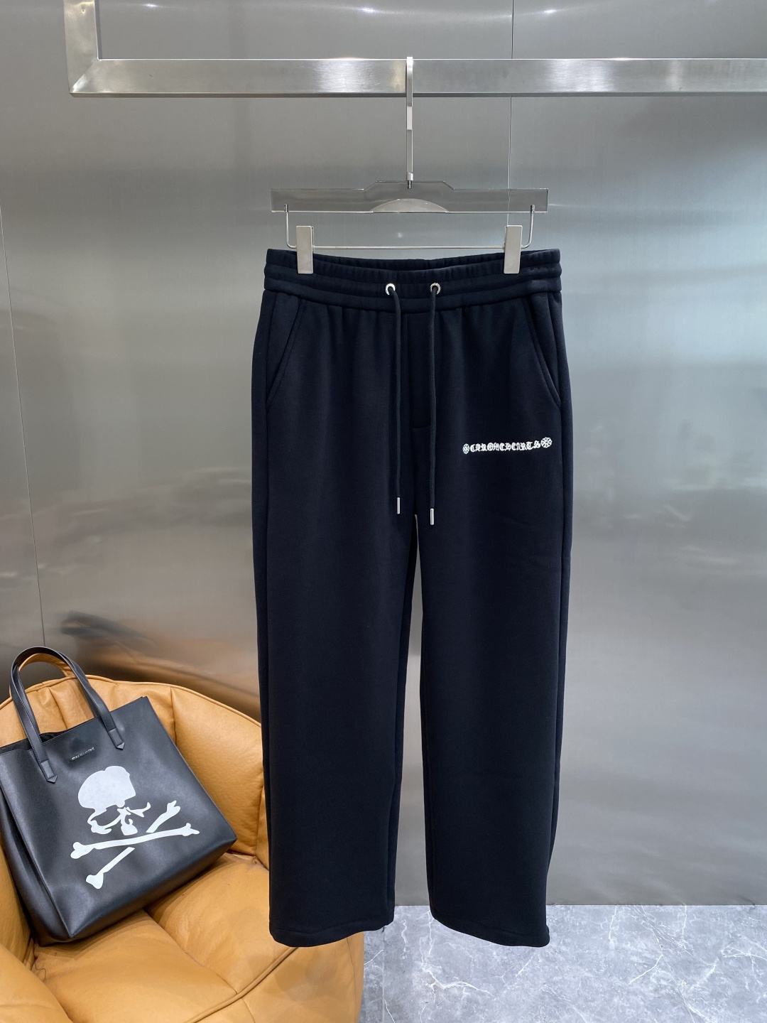 《𝙉𝙚𝙬🖤🤍克家》2025专柜新品大爆款高端休闲裤松紧裤！奢华品牌logo重工艺点缀 随意进出专柜，高端