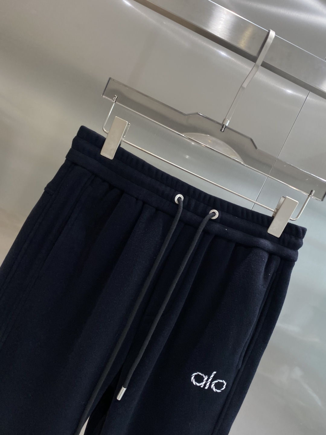 《𝙉𝙚𝙬🤍🖤alo 家》2025秋冬新款休闲裤！官网同步发售。品牌经典LOGO休闲裤 ，舒适度极好，手触