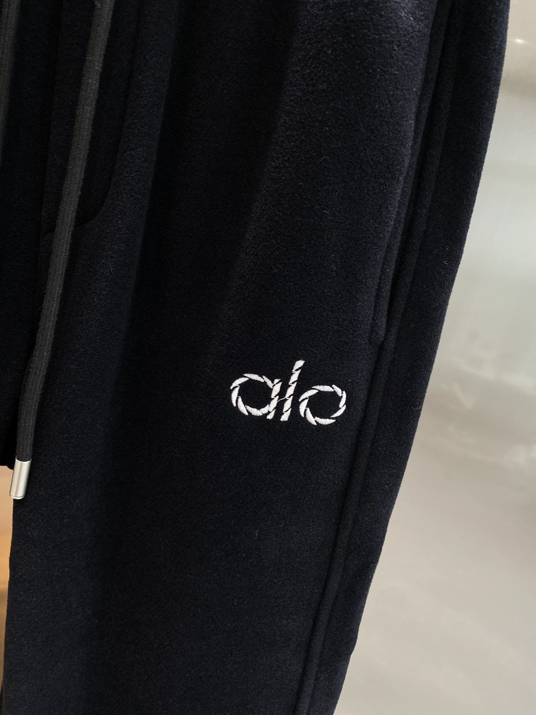 《𝙉𝙚𝙬🤍🖤alo 家》2025秋冬新款休闲裤！官网同步发售。品牌经典LOGO休闲裤 ，舒适度极好，手触