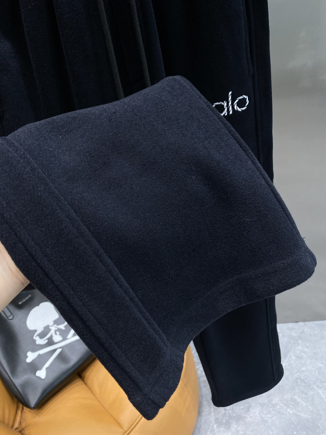 《𝙉𝙚𝙬🤍🖤alo 家》2025秋冬新款休闲裤！官网同步发售。品牌经典LOGO休闲裤 ，舒适度极好，手触