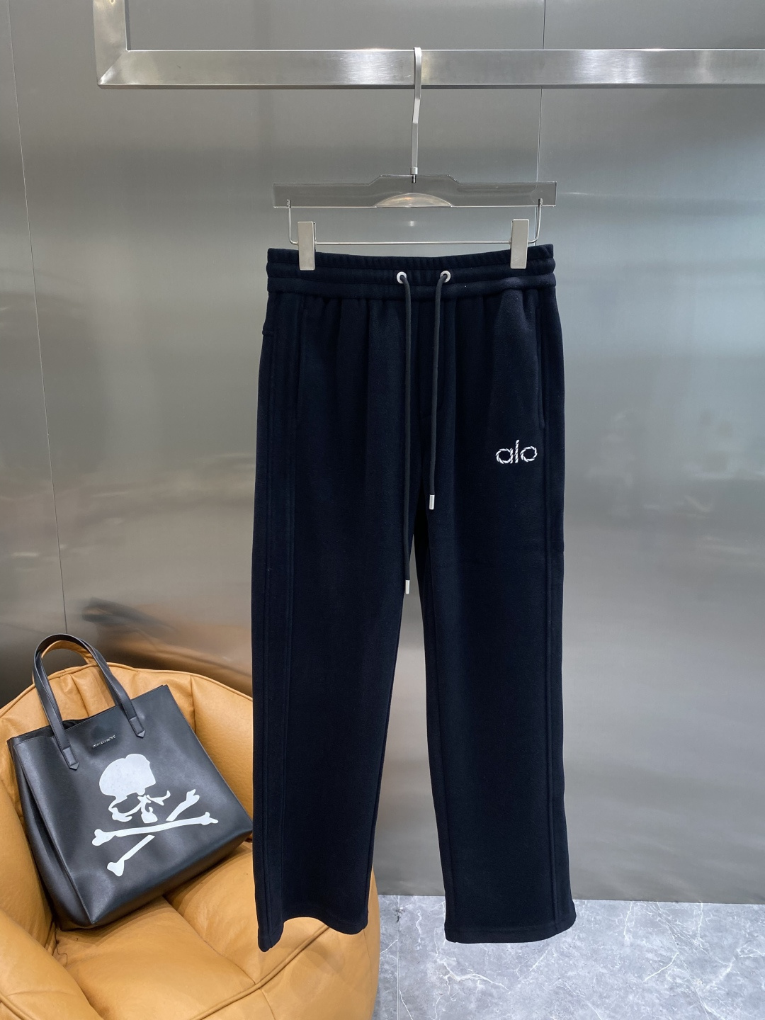 《𝙉𝙚𝙬🤍🖤alo 家》2025秋冬新款休闲裤！官网同步发售。品牌经典LOGO休闲裤 ，舒适度极好，手触