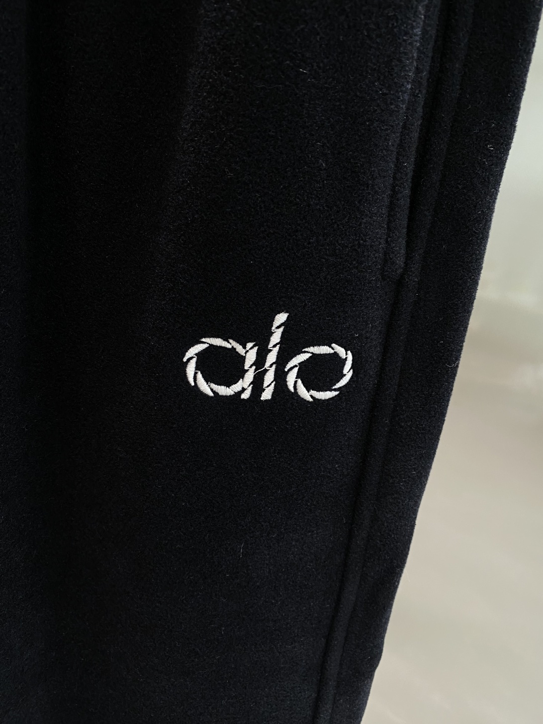 《𝙉𝙚𝙬🤍🖤alo 家》2025秋冬新款休闲裤！官网同步发售。品牌经典LOGO休闲裤 ，舒适度极好，手触