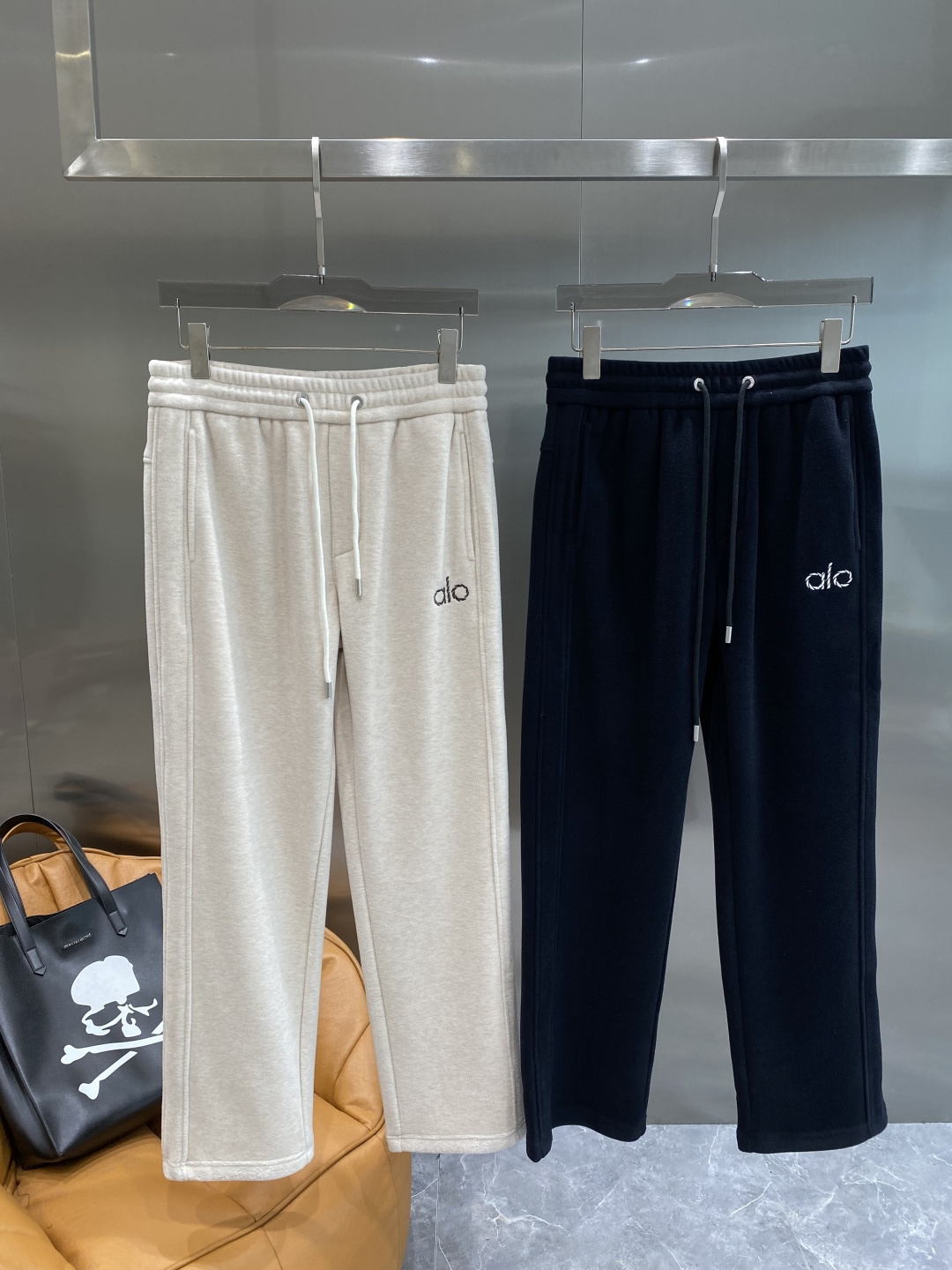 《𝙉𝙚𝙬🤍🖤alo 家》2025秋冬新款休闲裤！官网同步发售。品牌经典LOGO休闲裤 ，舒适度极好，手触