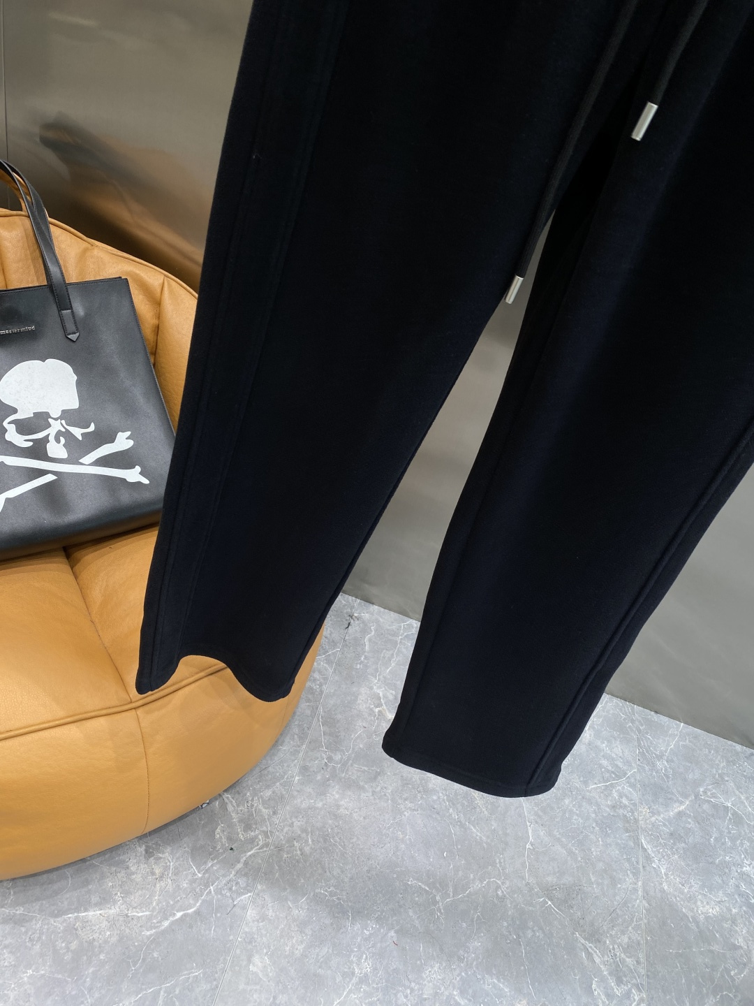 《𝙉𝙚𝙬🤍🖤alo 家》2025秋冬新款休闲裤！官网同步发售。品牌经典LOGO休闲裤 ，舒适度极好，手触