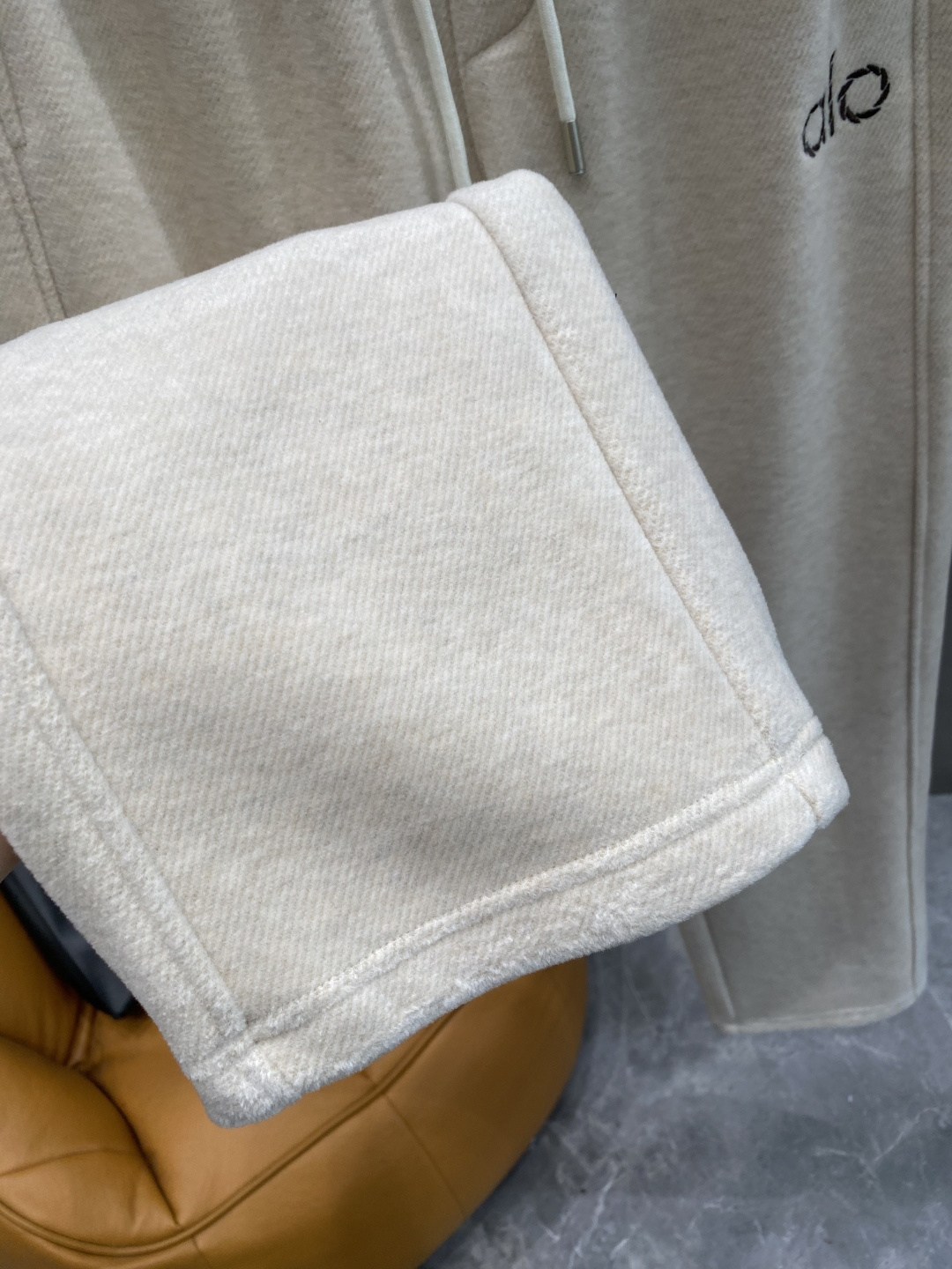 《𝙉𝙚𝙬🤍🖤alo 家》2025秋冬新款休闲裤！官网同步发售。品牌经典LOGO休闲裤 ，舒适度极好，手触