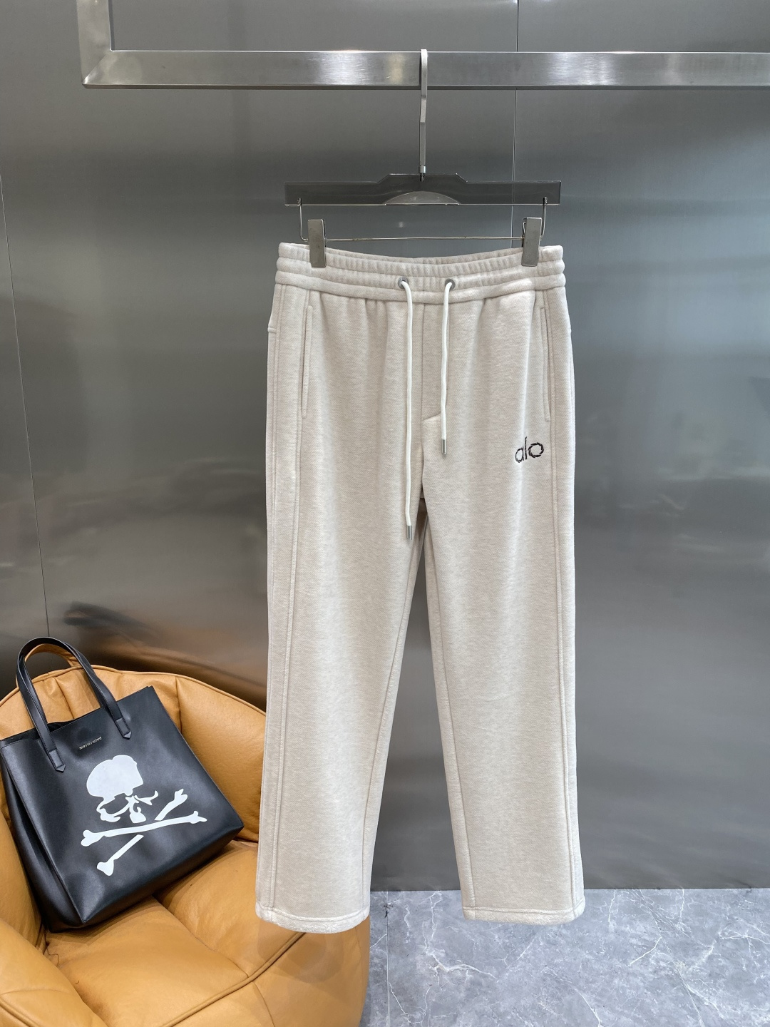 《𝙉𝙚𝙬🤍🖤alo 家》2025秋冬新款休闲裤！官网同步发售。品牌经典LOGO休闲裤 ，舒适度极好，手触