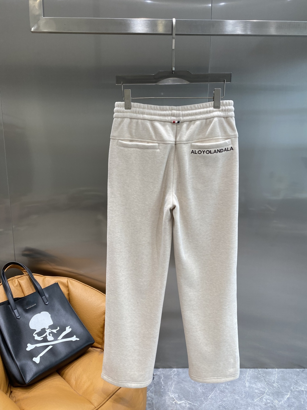 《𝙉𝙚𝙬🤍🖤alo 家》2025秋冬新款休闲裤！官网同步发售。品牌经典LOGO休闲裤 ，舒适度极好，手触
