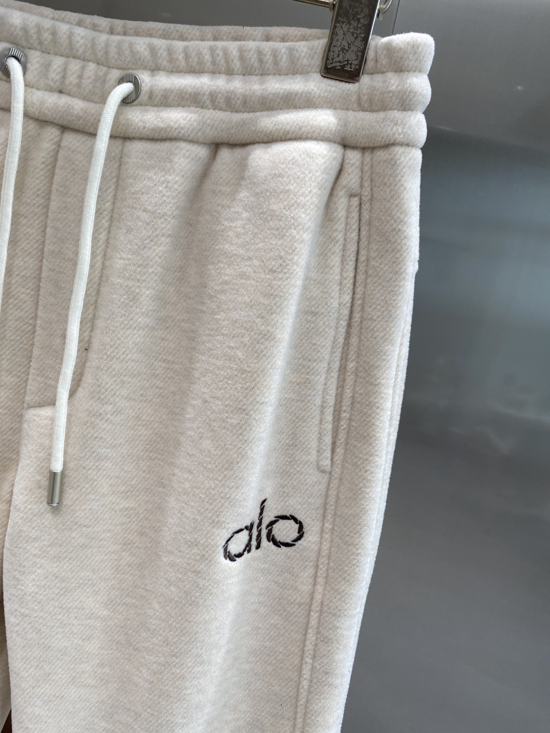 《𝙉𝙚𝙬🤍🖤alo 家》2025秋冬新款休闲裤！官网同步发售。品牌经典LOGO休闲裤 ，舒适度极好，手触