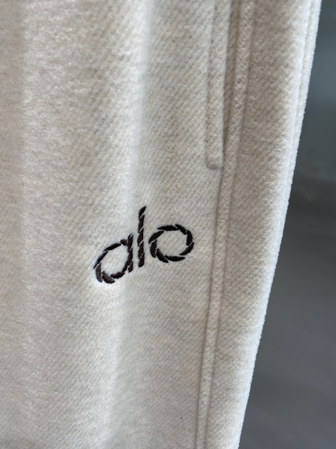 《𝙉𝙚𝙬🤍🖤alo 家》2025秋冬新款休闲裤！官网同步发售。品牌经典LOGO休闲裤 ，舒适度极好，手触