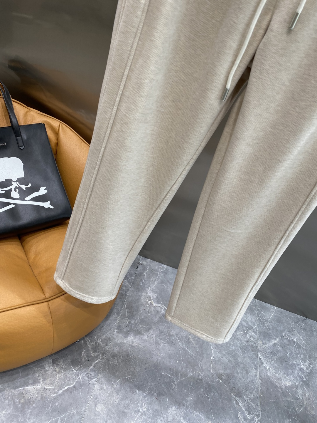 《𝙉𝙚𝙬🤍🖤alo 家》2025秋冬新款休闲裤！官网同步发售。品牌经典LOGO休闲裤 ，舒适度极好，手触