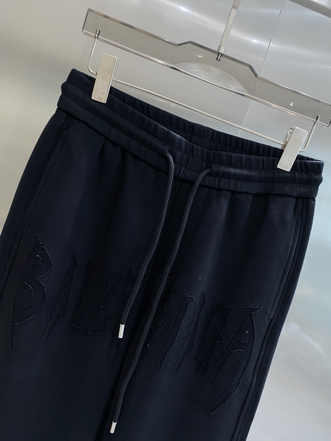 《𝙉𝙚𝙬🖤🤍巴黎家》2025专柜新品大爆款高端休闲裤松紧裤！奢华品牌logo重工艺点缀 随意进出专柜，高