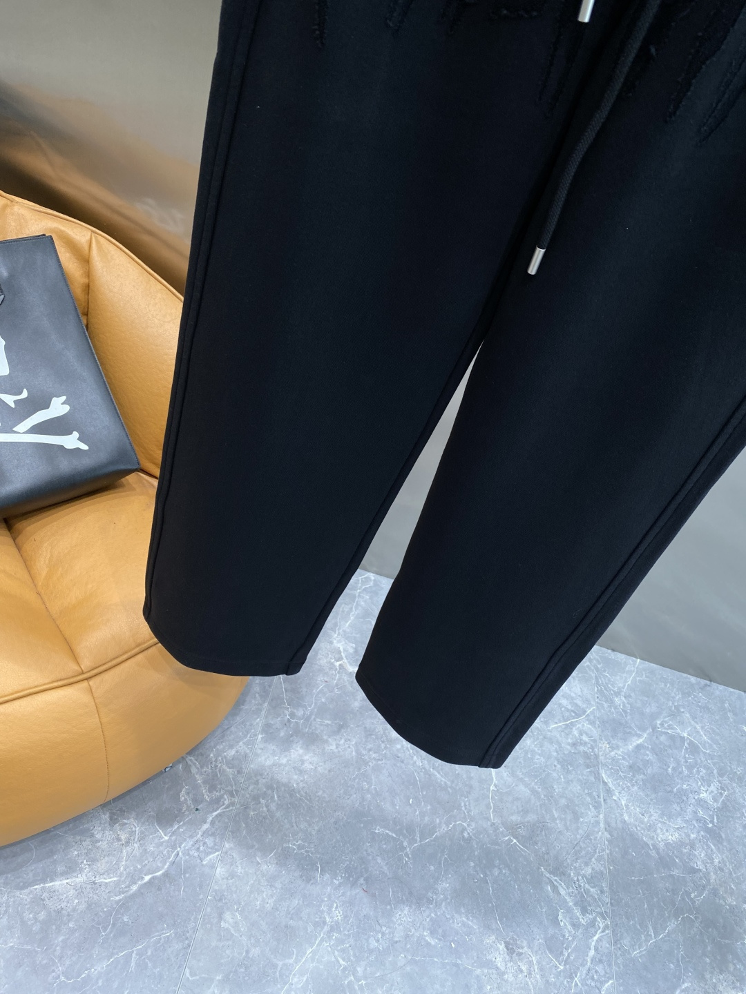 《𝙉𝙚𝙬🖤🤍巴黎家》2025专柜新品大爆款高端休闲裤松紧裤！奢华品牌logo重工艺点缀 随意进出专柜，高