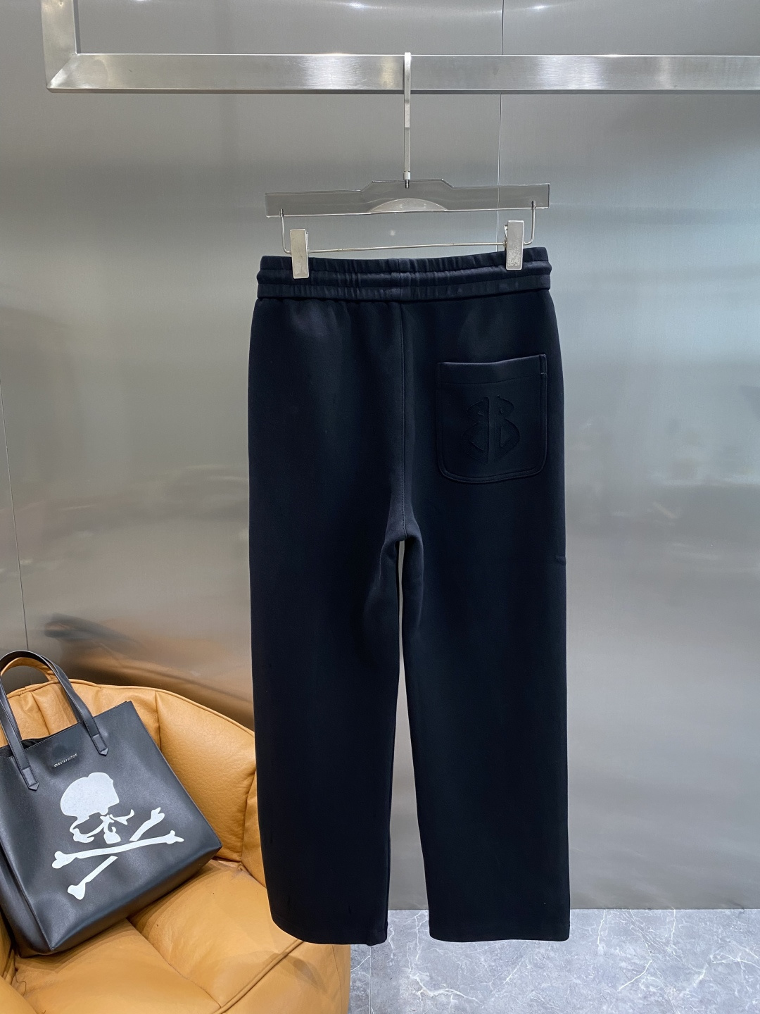 《𝙉𝙚𝙬🖤🤍巴黎家》2025专柜新品大爆款高端休闲裤松紧裤！奢华品牌logo重工艺点缀 随意进出专柜，高