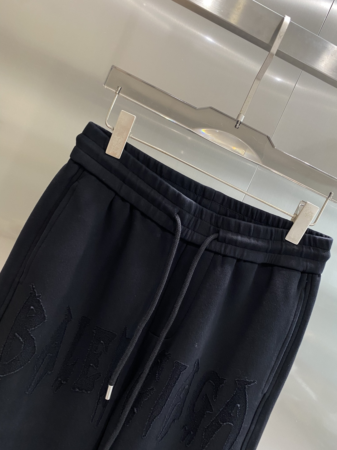 《𝙉𝙚𝙬🖤🤍巴黎家》2025专柜新品大爆款高端休闲裤松紧裤！奢华品牌logo重工艺点缀 随意进出专柜，高