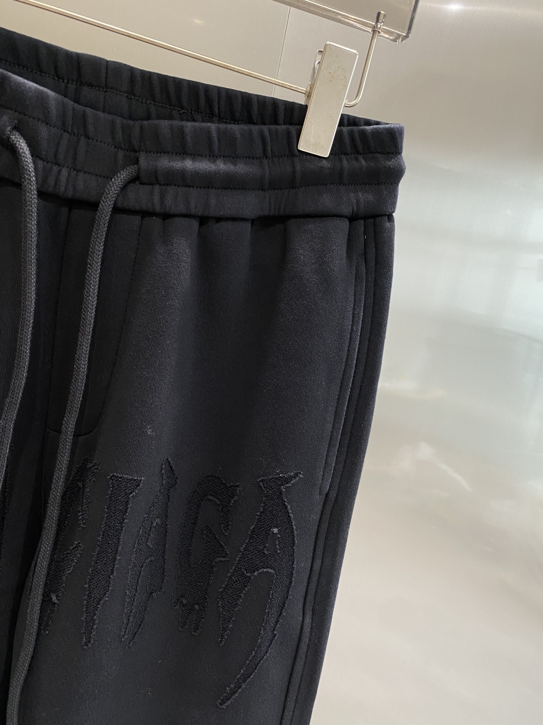 《𝙉𝙚𝙬🖤🤍巴黎家》2025专柜新品大爆款高端休闲裤松紧裤！奢华品牌logo重工艺点缀 随意进出专柜，高