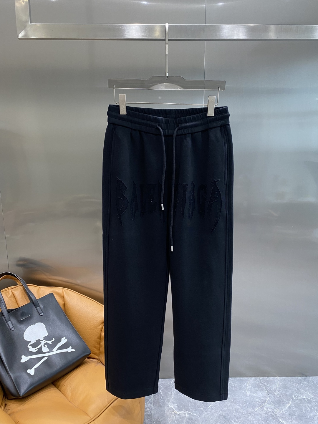 《𝙉𝙚𝙬🖤🤍巴黎家》2025专柜新品大爆款高端休闲裤松紧裤！奢华品牌logo重工艺点缀 随意进出专柜，高
