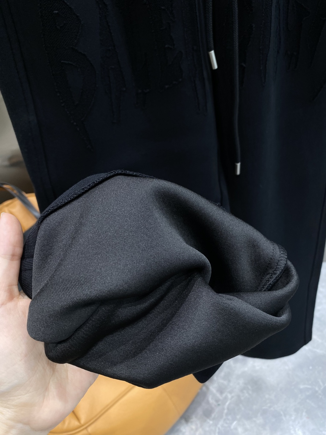 《𝙉𝙚𝙬🖤🤍巴黎家》2025专柜新品大爆款高端休闲裤松紧裤！奢华品牌logo重工艺点缀 随意进出专柜，高