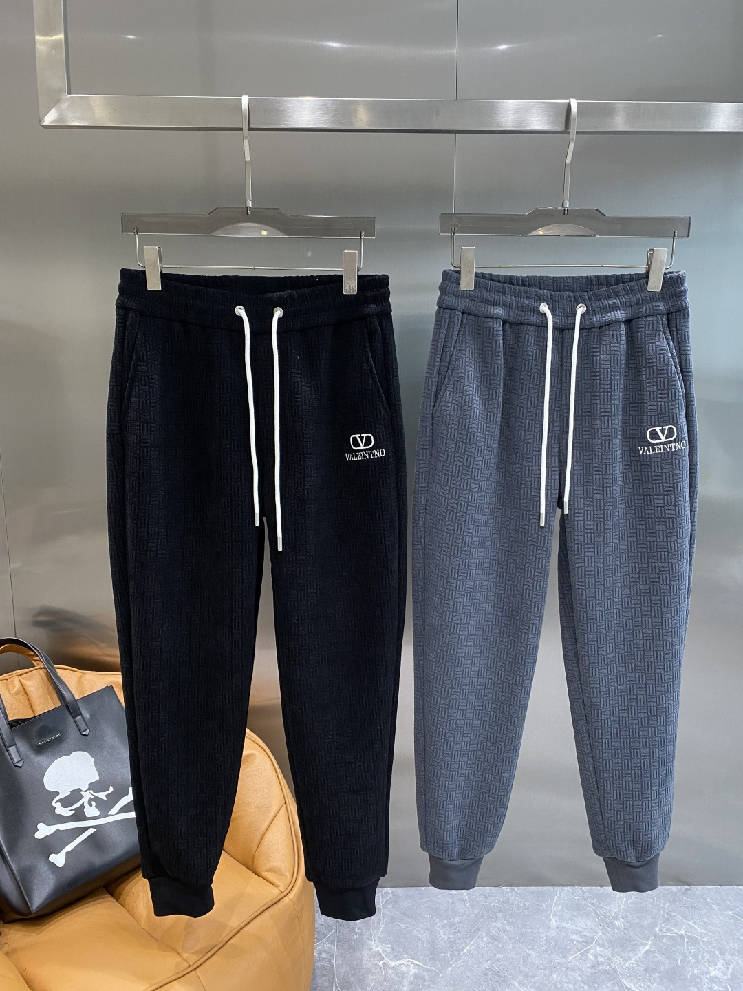 《𝙉𝙚𝙬🖤🤍华伦家》2025专柜新品大爆款高端休闲裤松紧裤！奢华品牌logo重工艺点缀 随意进出专柜，高