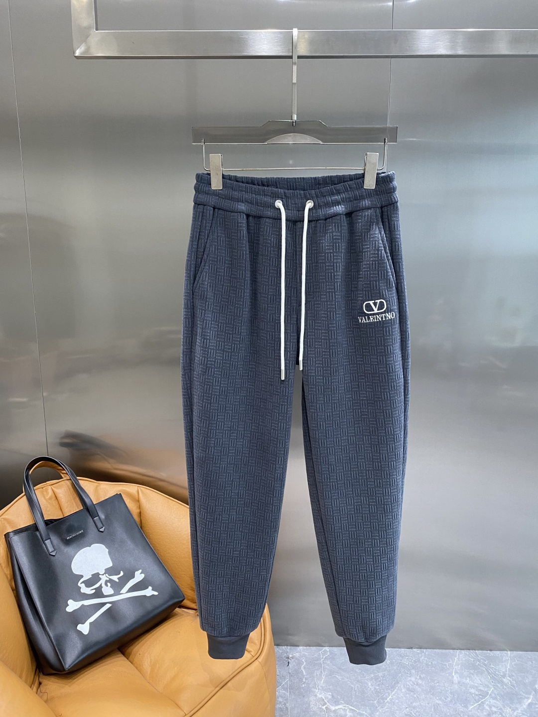 《𝙉𝙚𝙬🖤🤍华伦家》2025专柜新品大爆款高端休闲裤松紧裤！奢华品牌logo重工艺点缀 随意进出专柜，高