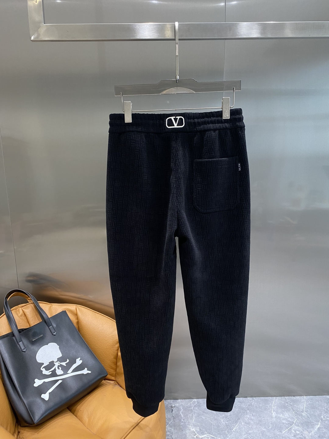 《𝙉𝙚𝙬🖤🤍华伦家》2025专柜新品大爆款高端休闲裤松紧裤！奢华品牌logo重工艺点缀 随意进出专柜，高