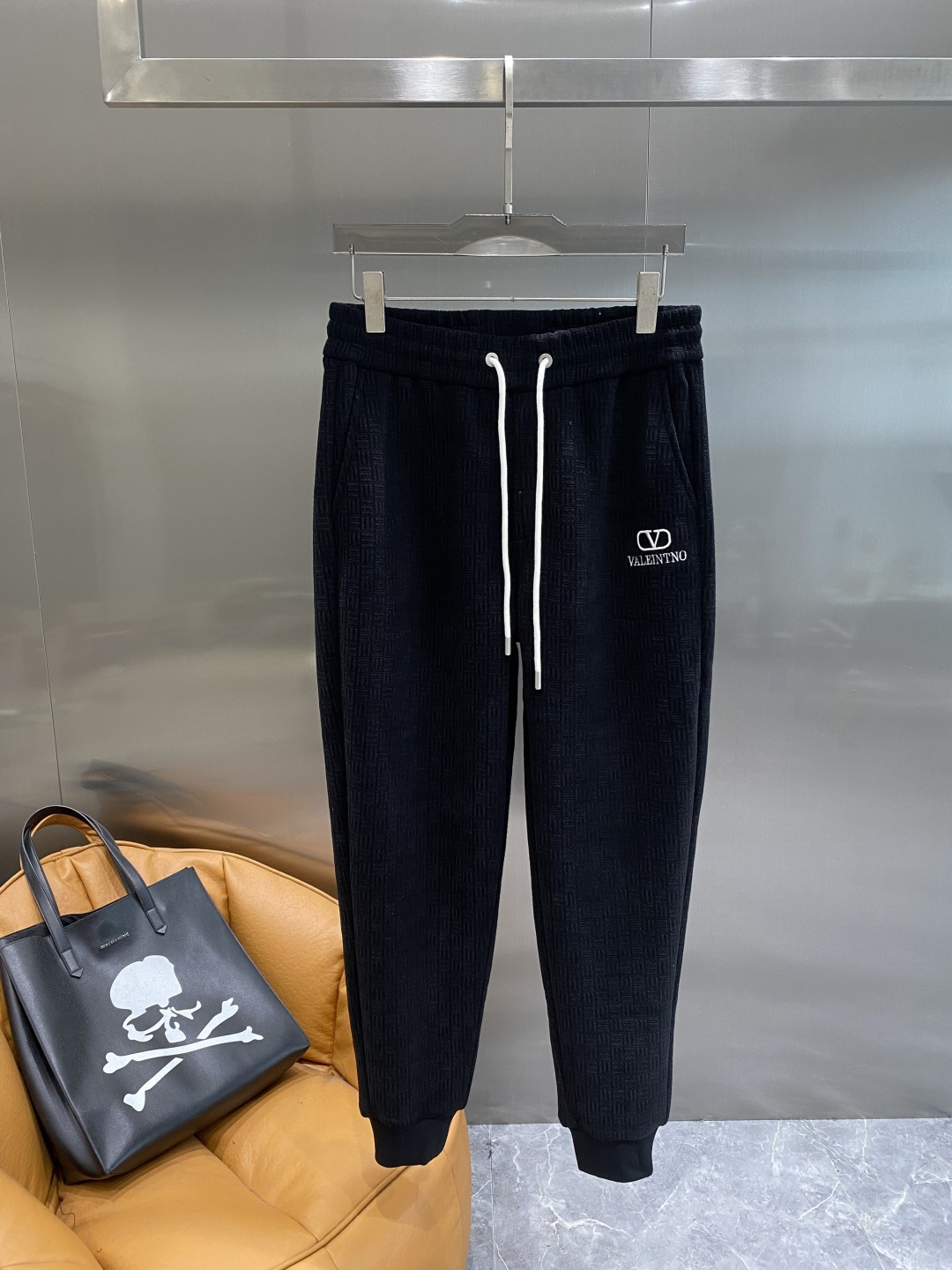 《𝙉𝙚𝙬🖤🤍华伦家》2025专柜新品大爆款高端休闲裤松紧裤！奢华品牌logo重工艺点缀 随意进出专柜，高