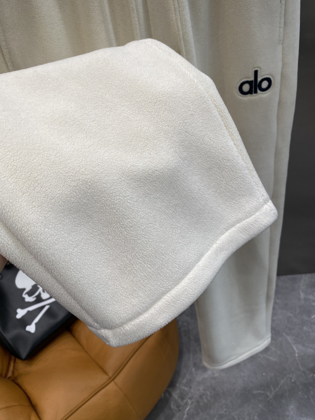 《𝙉𝙚𝙬🤍🖤alo家》2025秋冬新款休闲裤！官网同步发售。品牌经典LOGO休闲裤 ，舒适度极好，手触感