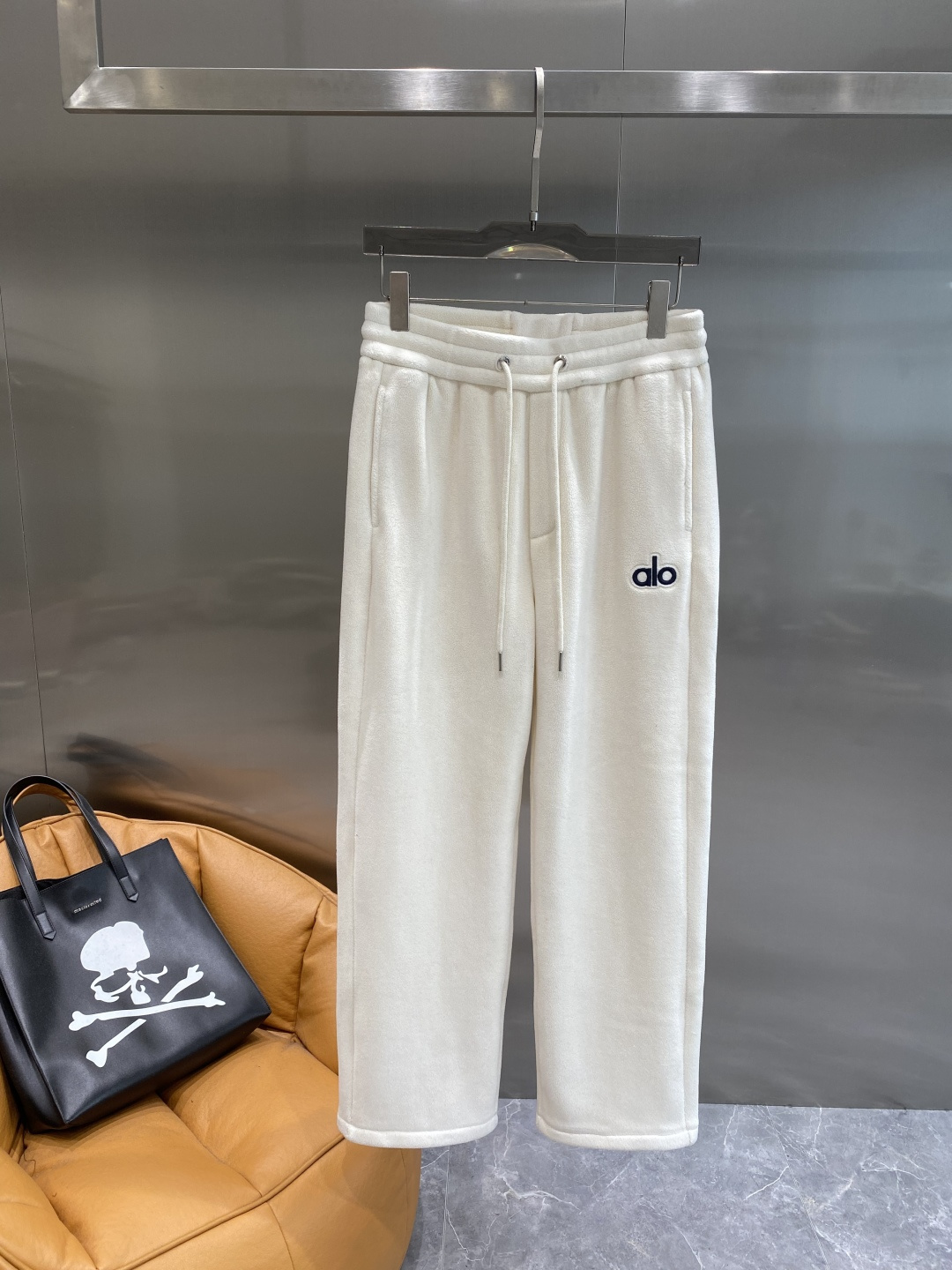 《𝙉𝙚𝙬🤍🖤alo家》2025秋冬新款休闲裤！官网同步发售。品牌经典LOGO休闲裤 ，舒适度极好，手触感