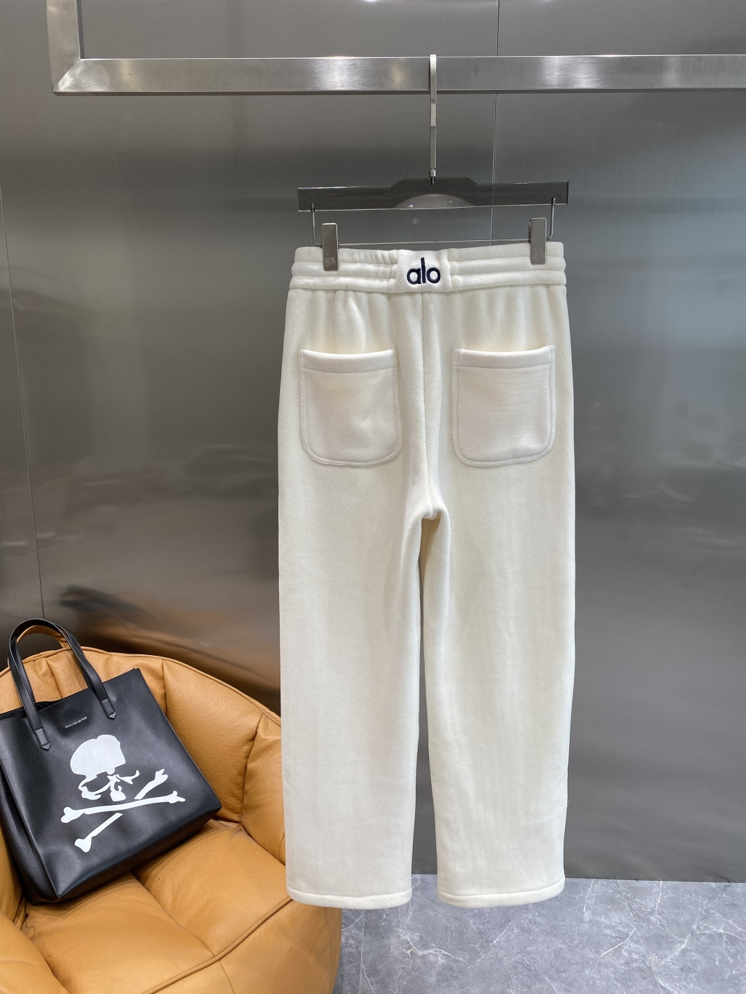 《𝙉𝙚𝙬🤍🖤alo家》2025秋冬新款休闲裤！官网同步发售。品牌经典LOGO休闲裤 ，舒适度极好，手触感