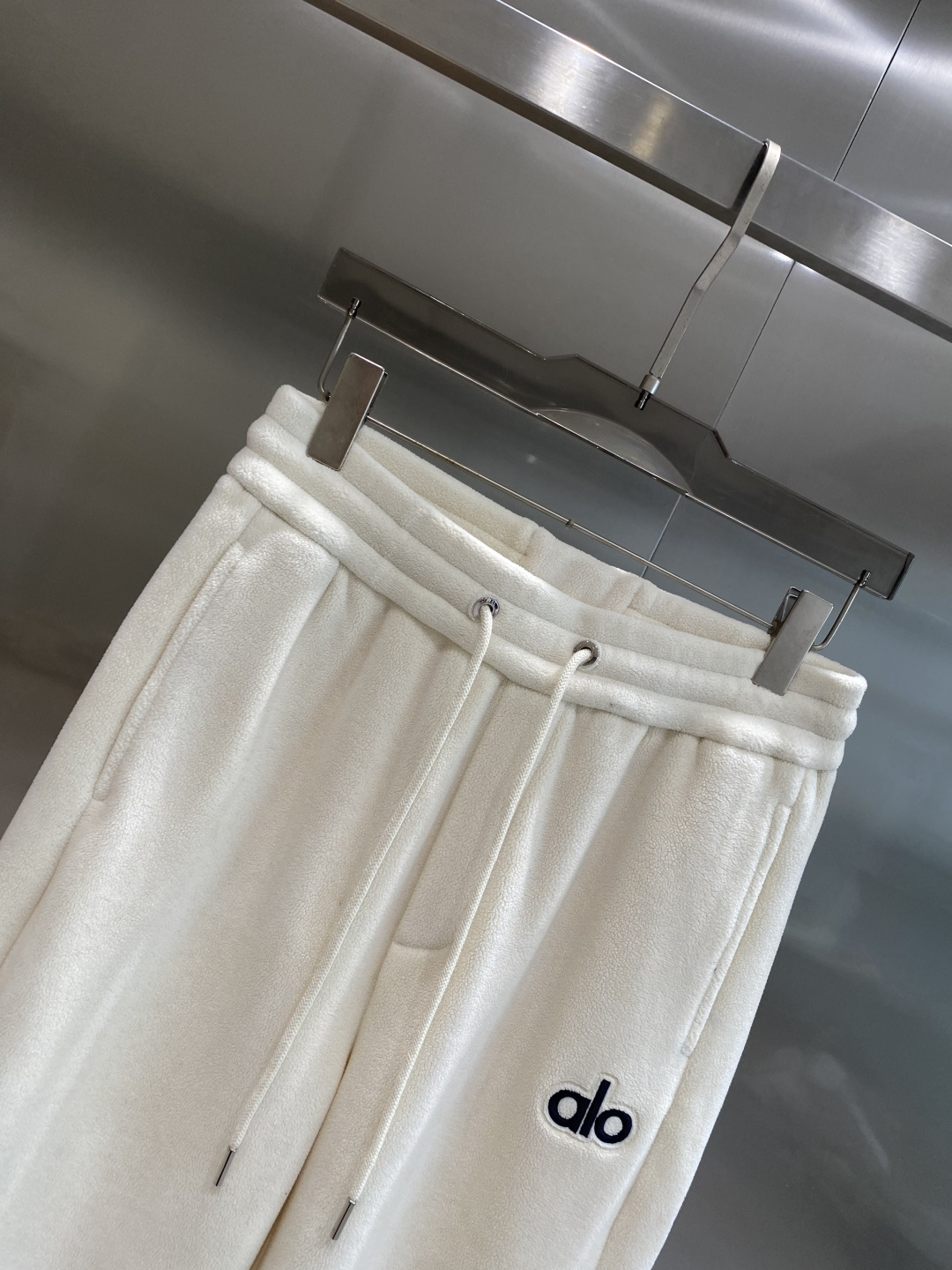 《𝙉𝙚𝙬🤍🖤alo家》2025秋冬新款休闲裤！官网同步发售。品牌经典LOGO休闲裤 ，舒适度极好，手触感