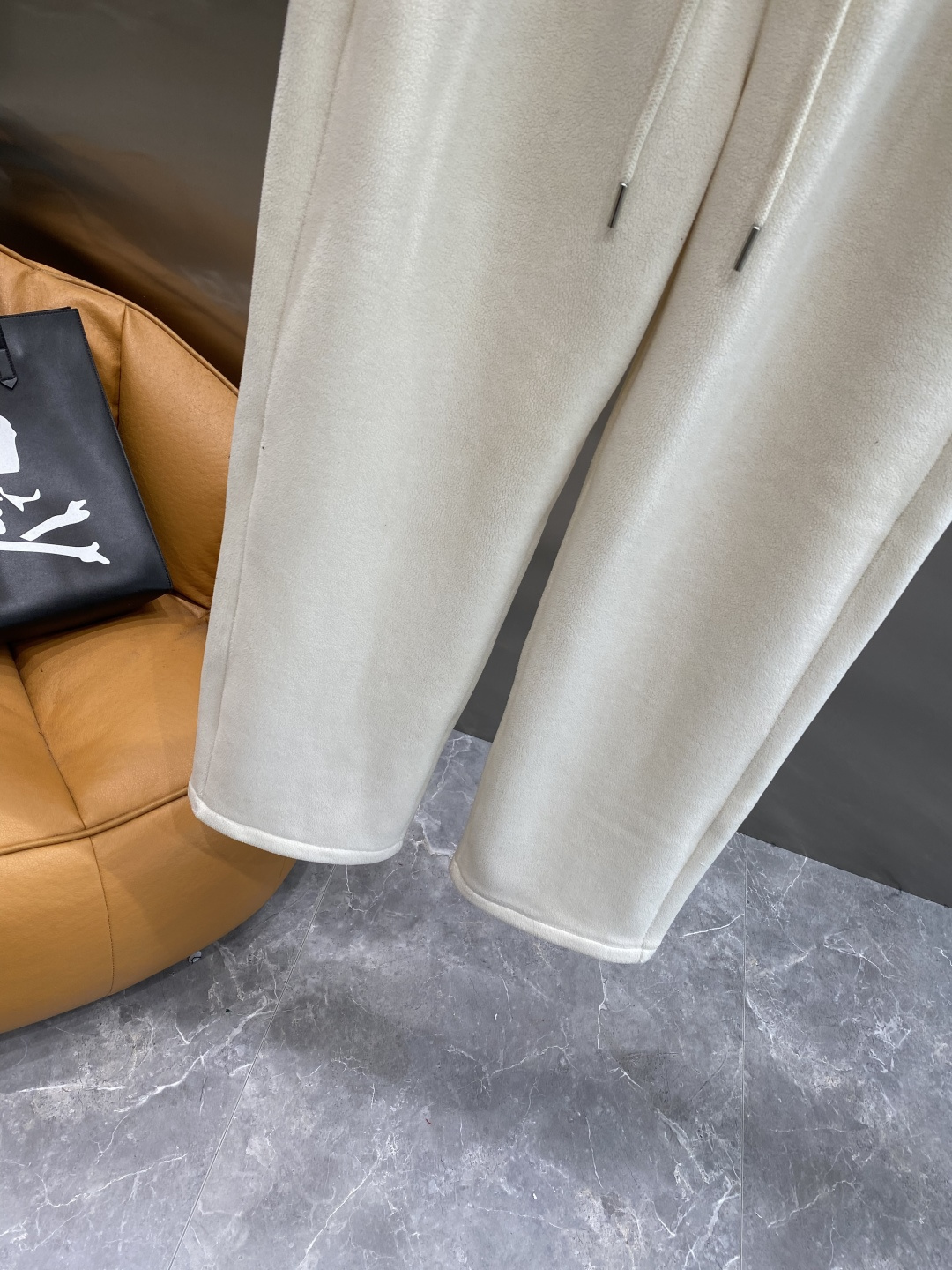 《𝙉𝙚𝙬🤍🖤alo家》2025秋冬新款休闲裤！官网同步发售。品牌经典LOGO休闲裤 ，舒适度极好，手触感