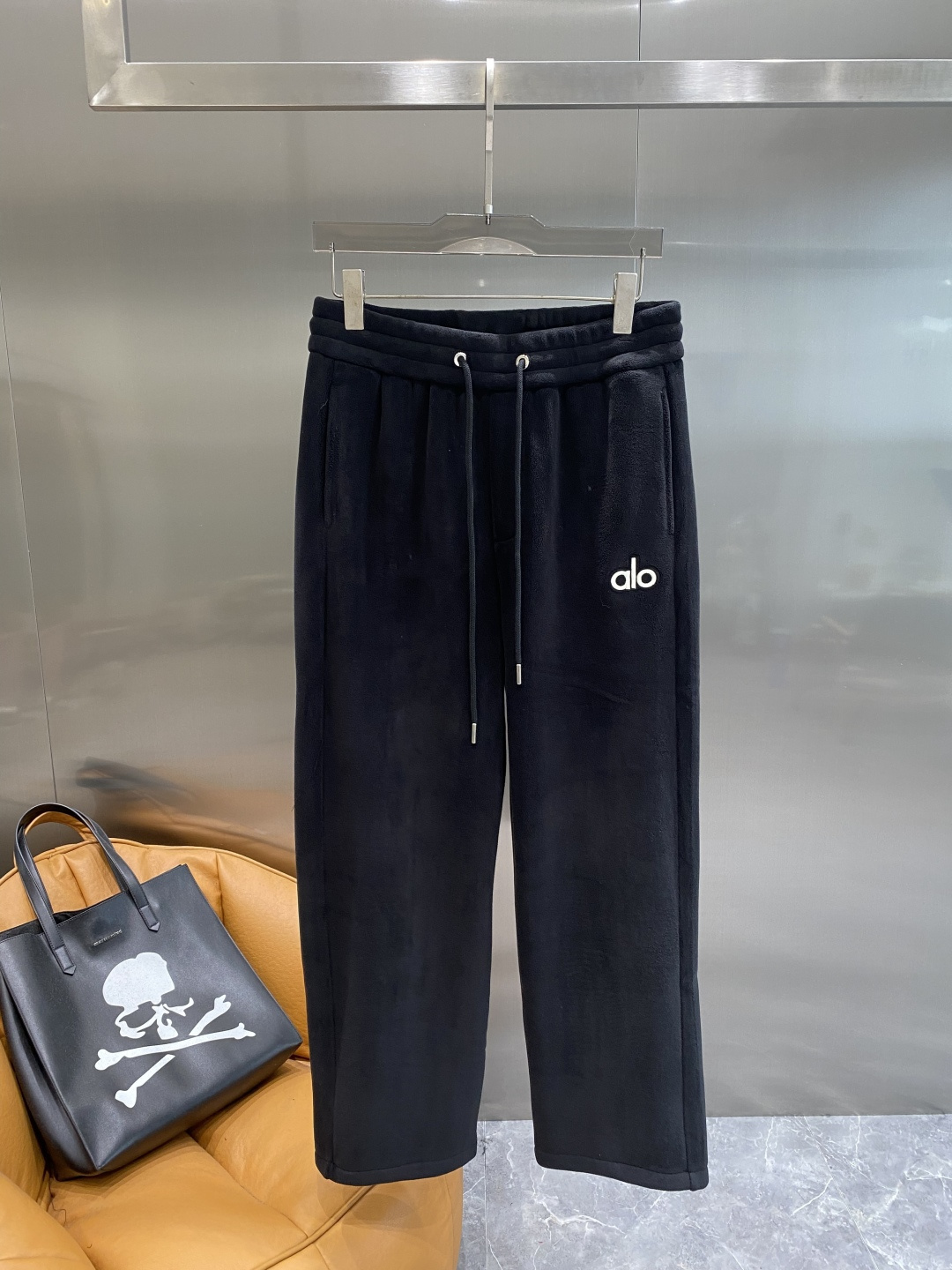 《𝙉𝙚𝙬🤍🖤alo家》2025秋冬新款休闲裤！官网同步发售。品牌经典LOGO休闲裤 ，舒适度极好，手触感