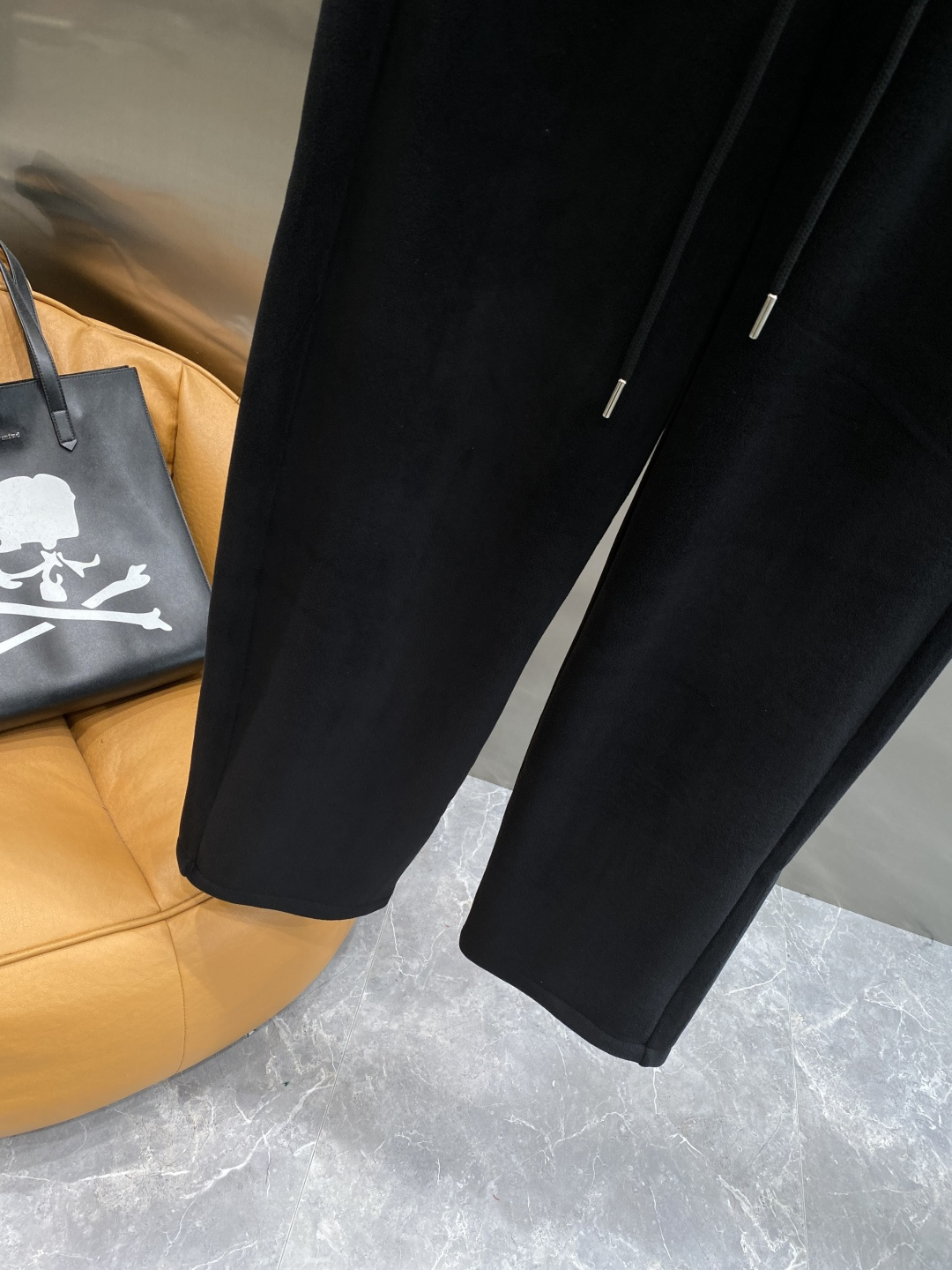 《𝙉𝙚𝙬🤍🖤alo家》2025秋冬新款休闲裤！官网同步发售。品牌经典LOGO休闲裤 ，舒适度极好，手触感