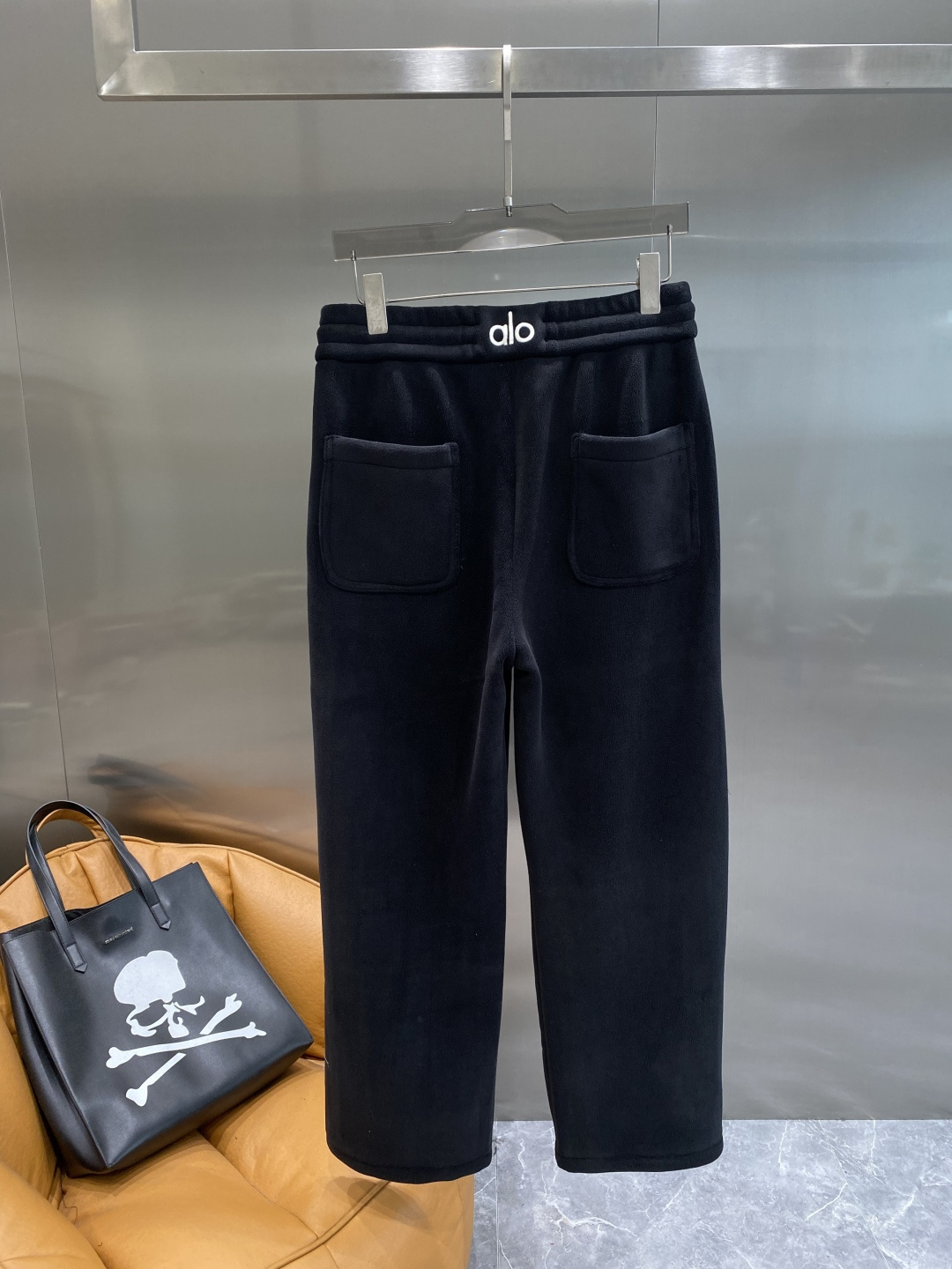 《𝙉𝙚𝙬🤍🖤alo家》2025秋冬新款休闲裤！官网同步发售。品牌经典LOGO休闲裤 ，舒适度极好，手触感