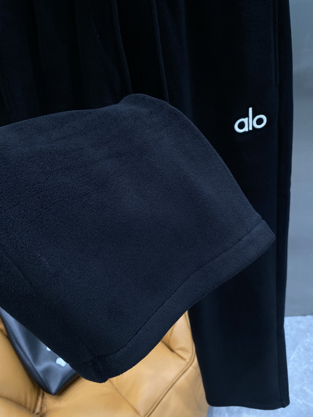 《𝙉𝙚𝙬🤍🖤alo家》2025秋冬新款休闲裤！官网同步发售。品牌经典LOGO休闲裤 ，舒适度极好，手触感