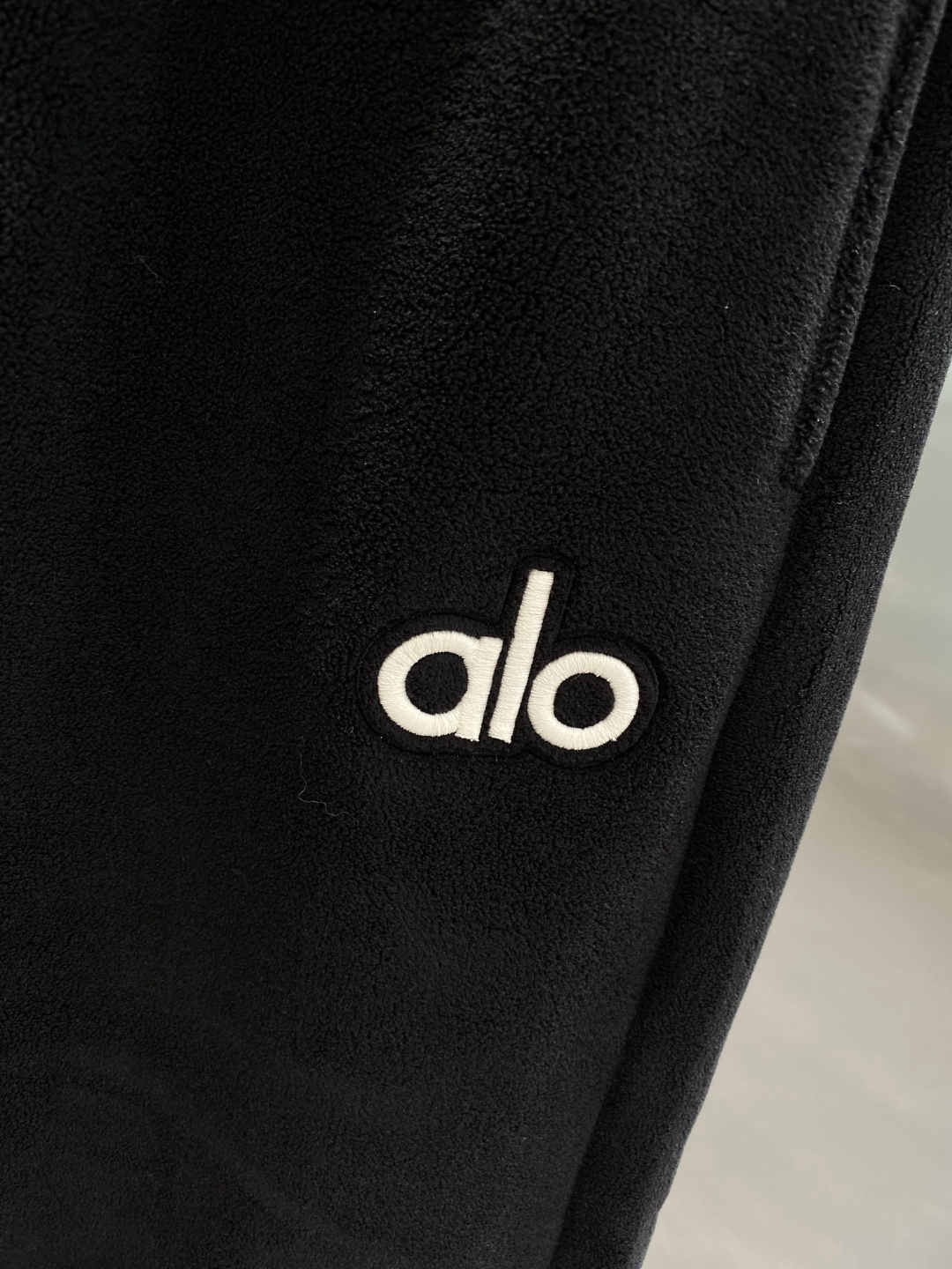 《𝙉𝙚𝙬🤍🖤alo家》2025秋冬新款休闲裤！官网同步发售。品牌经典LOGO休闲裤 ，舒适度极好，手触感