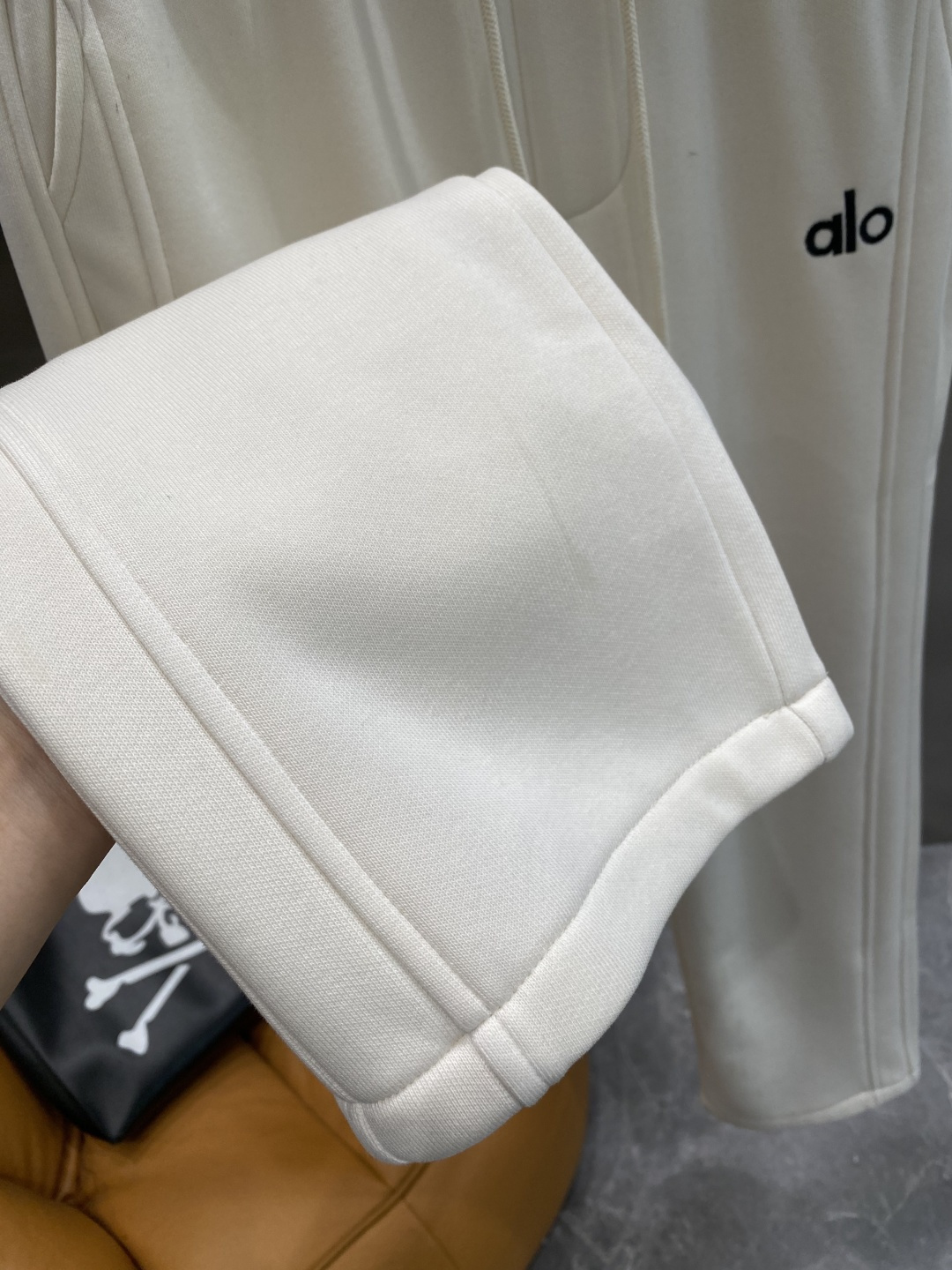 《𝙉𝙚𝙬🤍🖤alo家》2025秋冬新款休闲裤！官网同步发售。品牌经典LOGO休闲裤 ，舒适度极好，手触感