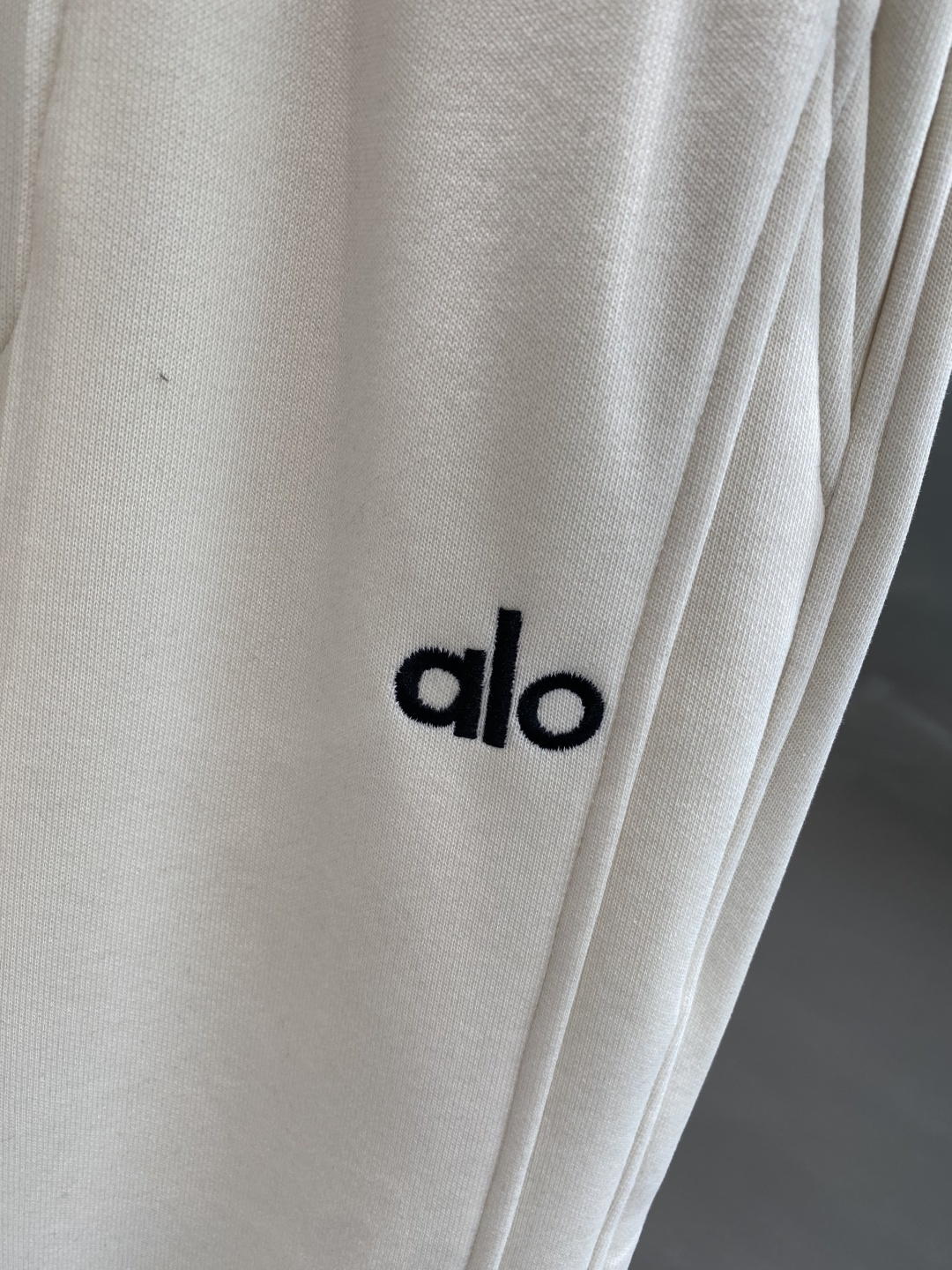 《𝙉𝙚𝙬🤍🖤alo家》2025秋冬新款休闲裤！官网同步发售。品牌经典LOGO休闲裤 ，舒适度极好，手触感