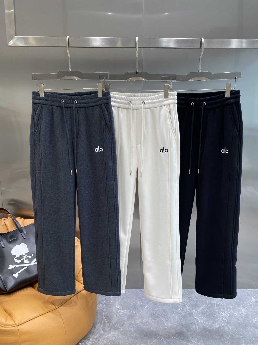 《𝙉𝙚𝙬🤍🖤alo家》2025秋冬新款休闲裤！官网同步发售。品牌经典LOGO休闲裤 ，舒适度极好，手触感