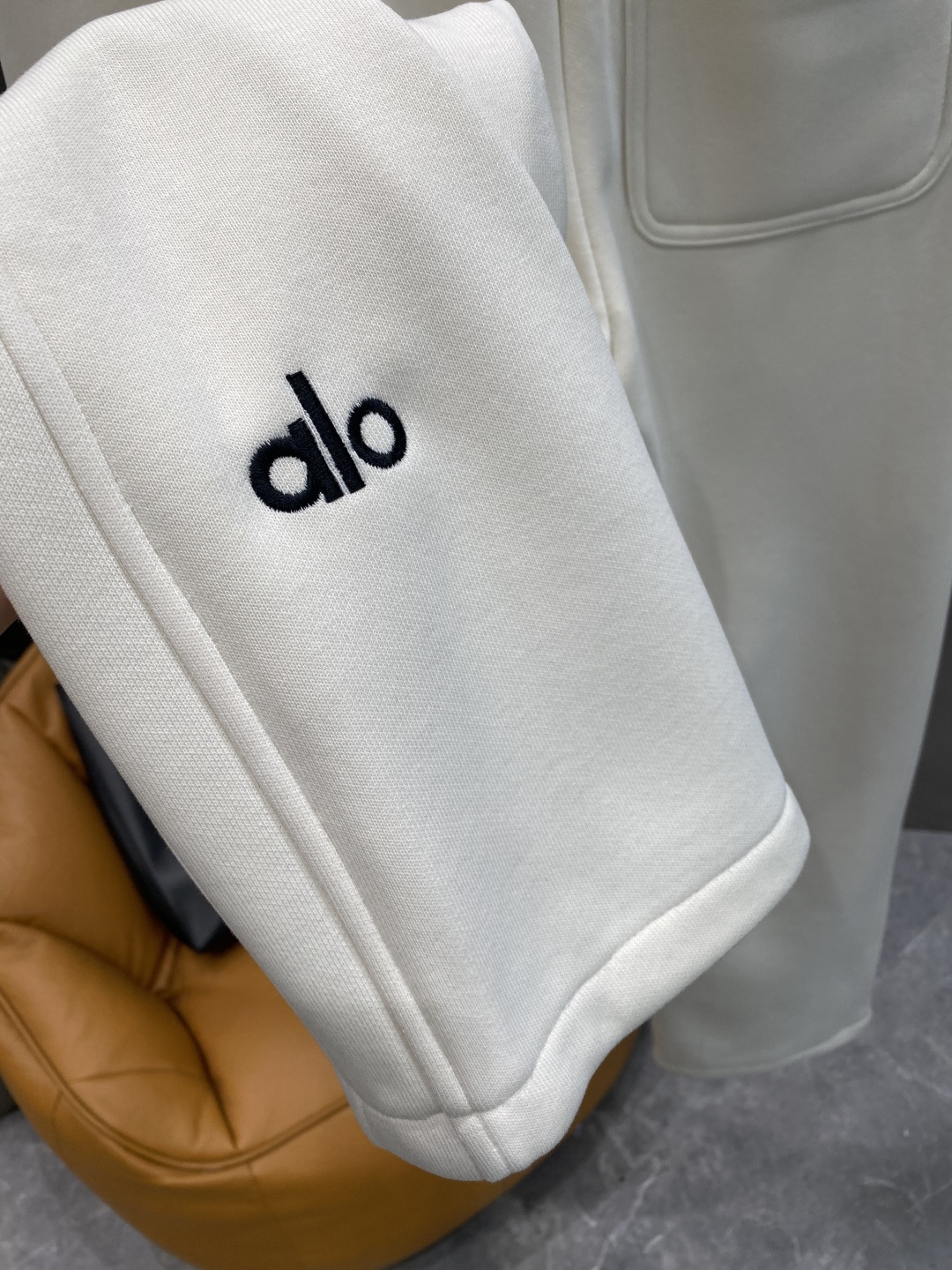 《𝙉𝙚𝙬🤍🖤alo家》2025秋冬新款休闲裤！官网同步发售。品牌经典LOGO休闲裤 ，舒适度极好，手触感