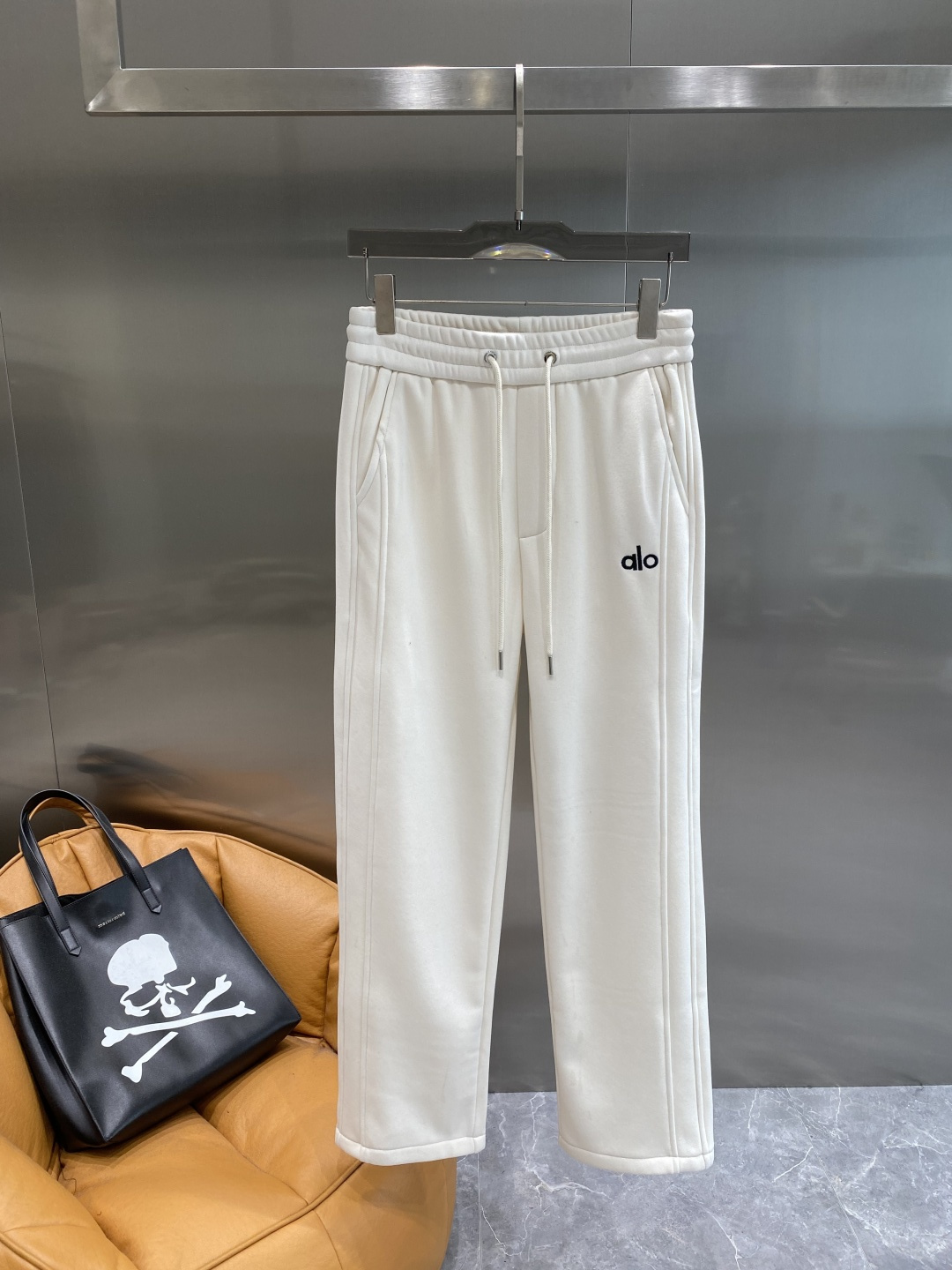 《𝙉𝙚𝙬🤍🖤alo家》2025秋冬新款休闲裤！官网同步发售。品牌经典LOGO休闲裤 ，舒适度极好，手触感