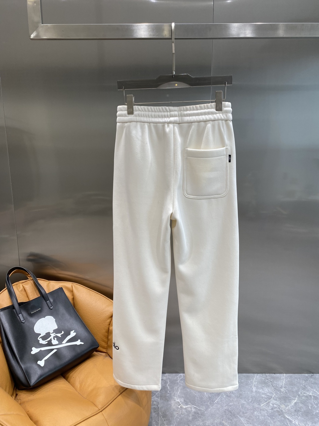 《𝙉𝙚𝙬🤍🖤alo家》2025秋冬新款休闲裤！官网同步发售。品牌经典LOGO休闲裤 ，舒适度极好，手触感