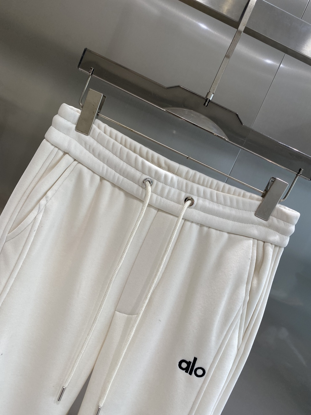 《𝙉𝙚𝙬🤍🖤alo家》2025秋冬新款休闲裤！官网同步发售。品牌经典LOGO休闲裤 ，舒适度极好，手触感