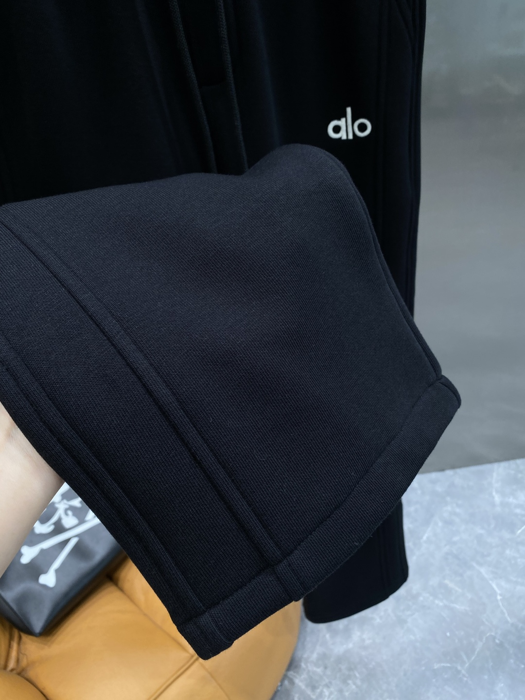 《𝙉𝙚𝙬🤍🖤alo家》2025秋冬新款休闲裤！官网同步发售。品牌经典LOGO休闲裤 ，舒适度极好，手触感