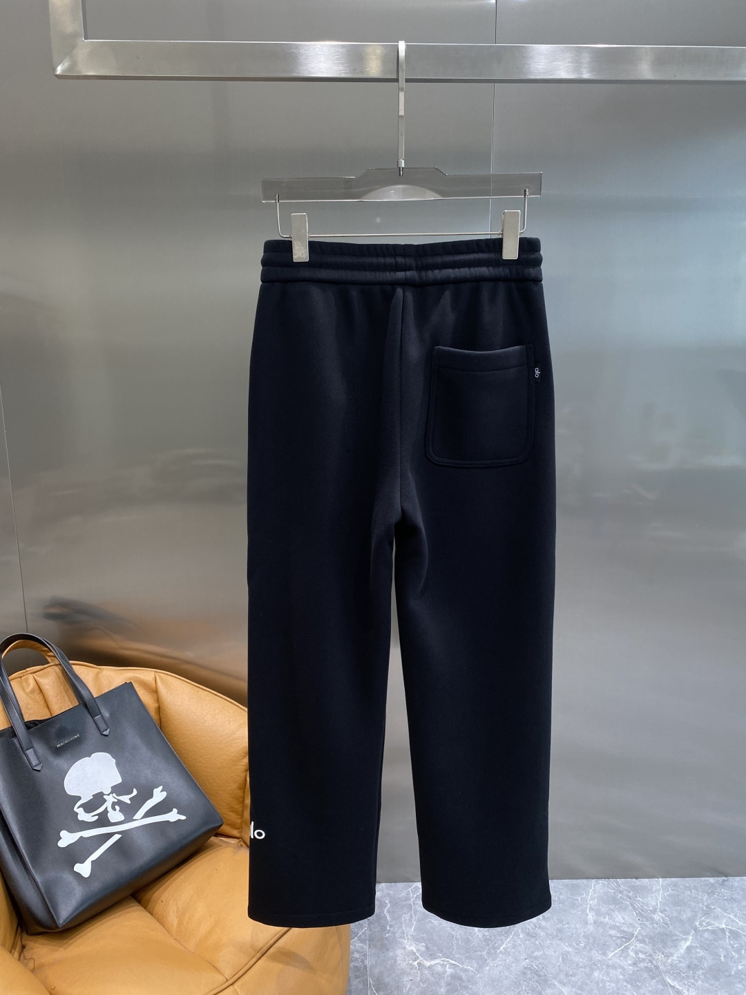 《𝙉𝙚𝙬🤍🖤alo家》2025秋冬新款休闲裤！官网同步发售。品牌经典LOGO休闲裤 ，舒适度极好，手触感