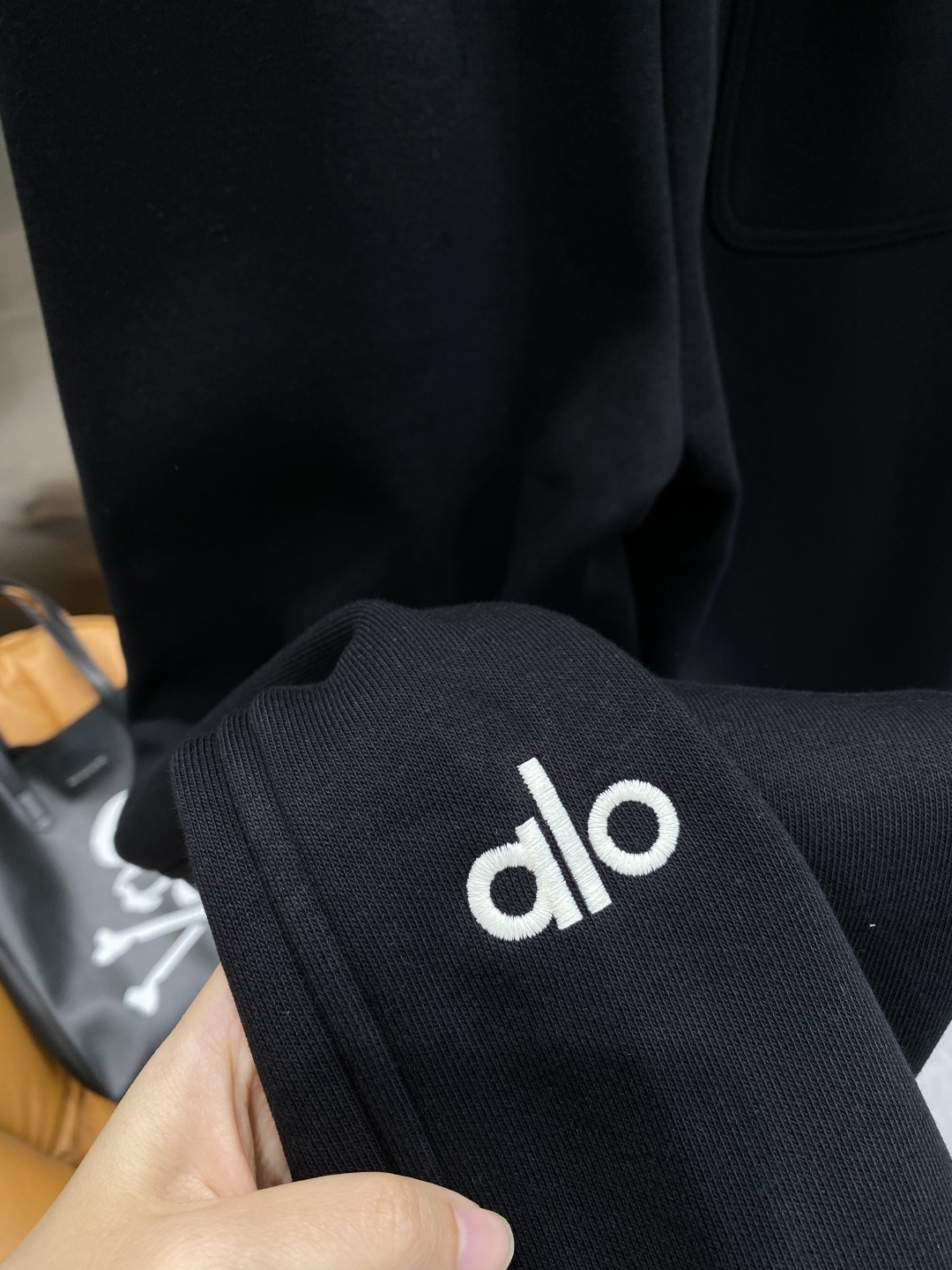 《𝙉𝙚𝙬🤍🖤alo家》2025秋冬新款休闲裤！官网同步发售。品牌经典LOGO休闲裤 ，舒适度极好，手触感