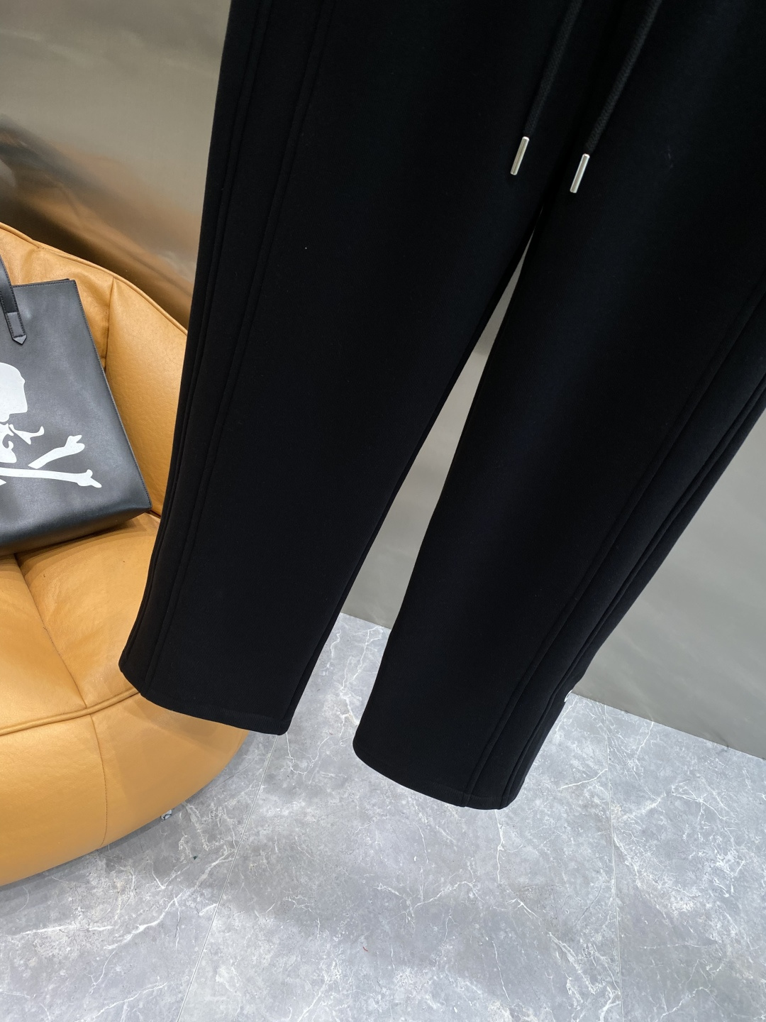 《𝙉𝙚𝙬🤍🖤alo家》2025秋冬新款休闲裤！官网同步发售。品牌经典LOGO休闲裤 ，舒适度极好，手触感