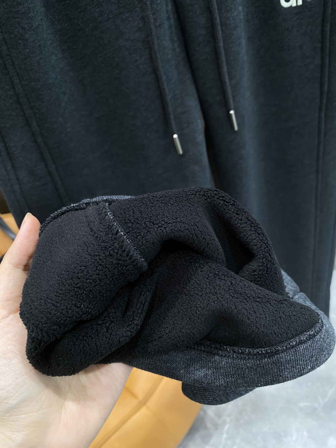 《𝙉𝙚𝙬🤍🖤alo家》2025秋冬新款休闲裤！官网同步发售。品牌经典LOGO休闲裤 ，舒适度极好，手触感