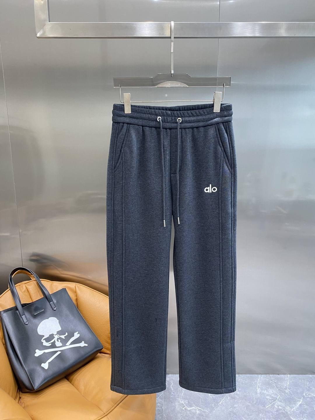 《𝙉𝙚𝙬🤍🖤alo家》2025秋冬新款休闲裤！官网同步发售。品牌经典LOGO休闲裤 ，舒适度极好，手触感